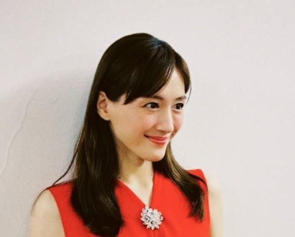 綾瀬はるかの顎は長い？しゃくれ説とそれでも美人の理由を解説