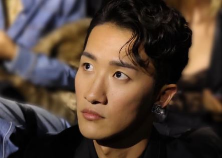 【2026】岩本照に彼女はいる？歴代彼女や好きなタイプ・恋愛観を解説！