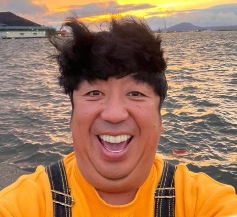 日村勇紀の年収はいくら？CMや番組出演の具体的な収入源を解析