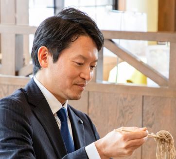 斎藤元彦の妻はどんな人？パリ生まれの帰国子女で元銀行員だった