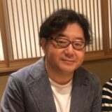 秋元康の年収はいくら？印税とプロデュース料の全貌を徹底解説