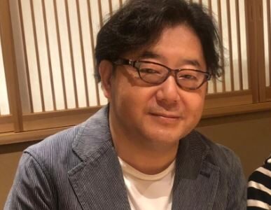 秋元康の年収はいくら？印税とプロデュース料の全貌を徹底解説