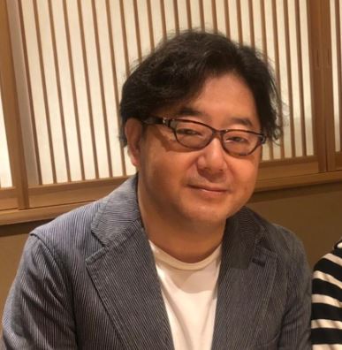 秋元康の年収はいくら？印税とプロデュース料の全貌を徹底解説
